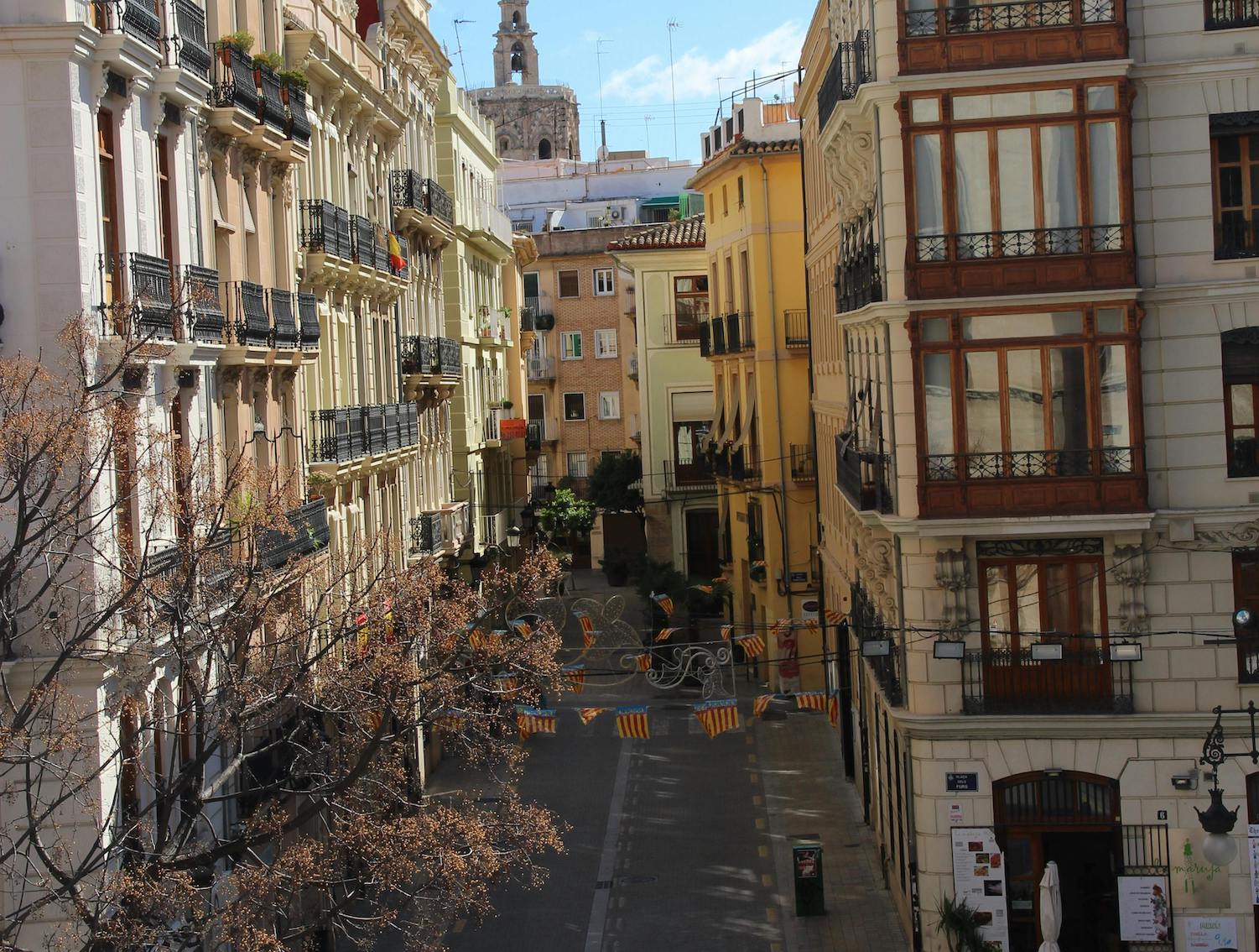 Elegant architecture and stylish streets in Ensanche, Valencia, showcasing the neighborhood’s refined atmosphere and sophisticated lifestyle.