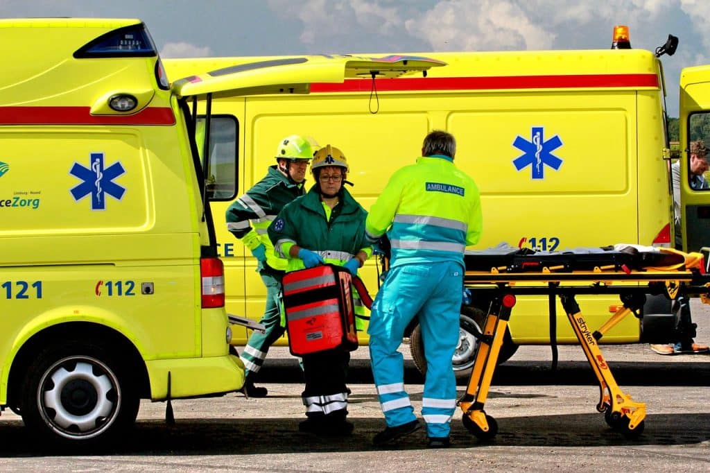 Ambulance and paramedics in Spain, highlighting emergency medical services for expats in Spain's healthcare system.