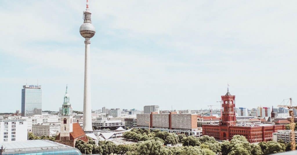 A family walking along a tree-lined street in Prenzlauer Berg, Berlin, highlighting the neighborhood’s family-friendly atmosphere.