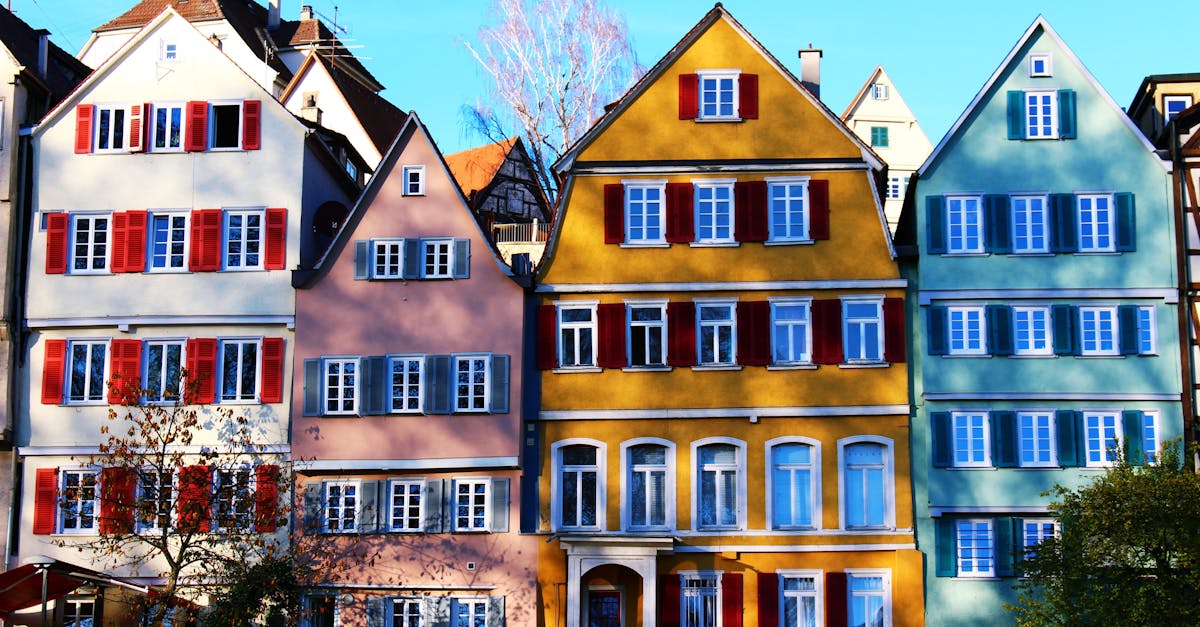 Vibrant facades of traditional houses in Tübingen's historic center under a clear daytime sky, representing Germany’s rental housing market and tenant rights.
