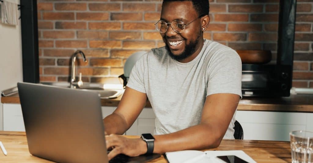 A professional preparing a CV and cover letter in Spanish for a job application in Spain.