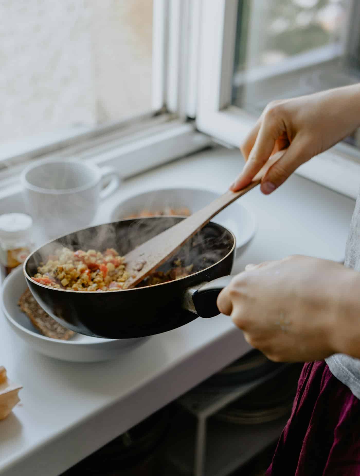 Freund:innen beim gemeinsamen Kochen